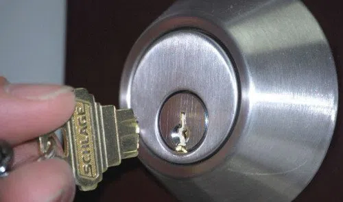 Royal Locksmith Store Indian Orchard, MA 413-268-4055 - key-broke-in-lock